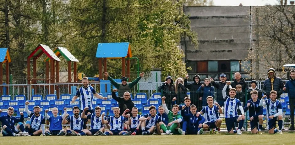 Drużyna Gorliczanki świętująca z kibicami